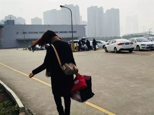 
                      2018年1月7日，蘇州，天陰沉沉的，寒風(fēng)吹到臉上像刀割一樣。

  年關(guān)將至