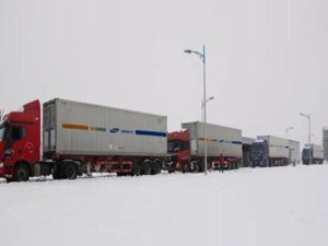 
                
	
                    
	瑞雪兆豐年，陽光電源進(jìn)入出貨爆發(fā)期，捷報(bào)頻頻。繼北美數(shù)十兆瓦時(shí)調(diào)頻調(diào)峰項(xiàng)目投運(yùn)后，陽光電源儲(chǔ)能業(yè)務(wù)成功突破加拿大市場，多批兆瓦級儲(chǔ)能系統(tǒng)順利發(fā)貨，再次彰顯了陽光儲(chǔ)能系統(tǒng)在國際高端市場的認(rèn)可度