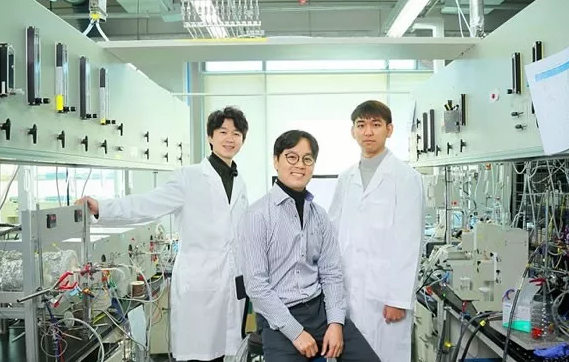 氫氣是一種清潔、且儲量豐富的燃料來源，但在成為主流的道路上，它仍面臨著與制備效率等有關(guān)的問題。好消息是，韓國蔚山科學技術(shù)大學(UNIST)、韓國能源研究所(KIER)、淑明女子大學的研究人員們，已經(jīng)開發(fā)出了一套效率更高的水電解系統(tǒng)