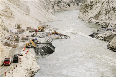 
	中國(guó)儲(chǔ)能網(wǎng)訊：2018年已至，肩負(fù)著未來每年數(shù)百億度清潔電力外送重任的雅中-江西±800千伏特高壓直流輸電工程（以下簡(jiǎn)稱“雅中直流”）何時(shí)落地卻仍是一道無解之題。日前，本報(bào)記者多方求證獲悉，這條屢次傳出“年內(nèi)獲批”卻“年年不批”的線路何時(shí)開工目前仍無音信，“十三五”期間能否投運(yùn)也是未知數(shù)