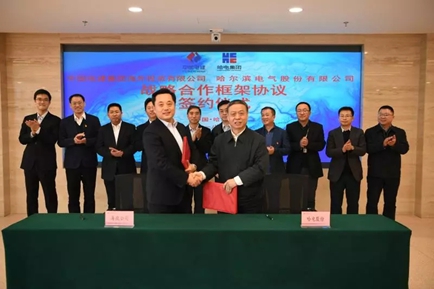 
                
	
                    
	據(jù)悉，哈爾濱電氣集團(tuán)有限公司（以下簡稱“哈電集團(tuán)”）與中國電建集團(tuán)海外投資有限公司（以下簡稱“電建海投”）于 1月9日簽署戰(zhàn)略合作協(xié)議，雙方將利用各自在國外電站領(lǐng)域投資、總承包、工程咨詢和設(shè)備供貨等方面優(yōu)勢，根據(jù)“優(yōu)勢互補(bǔ)、風(fēng)險(xiǎn)共擔(dān)、互利共贏、平等合作”的原則，建立戰(zhàn)略合作關(guān)系，共同開拓國外市場。

	

	集團(tuán)公司黨委副書記、總經(jīng)理吳偉章，總經(jīng)濟(jì)師王