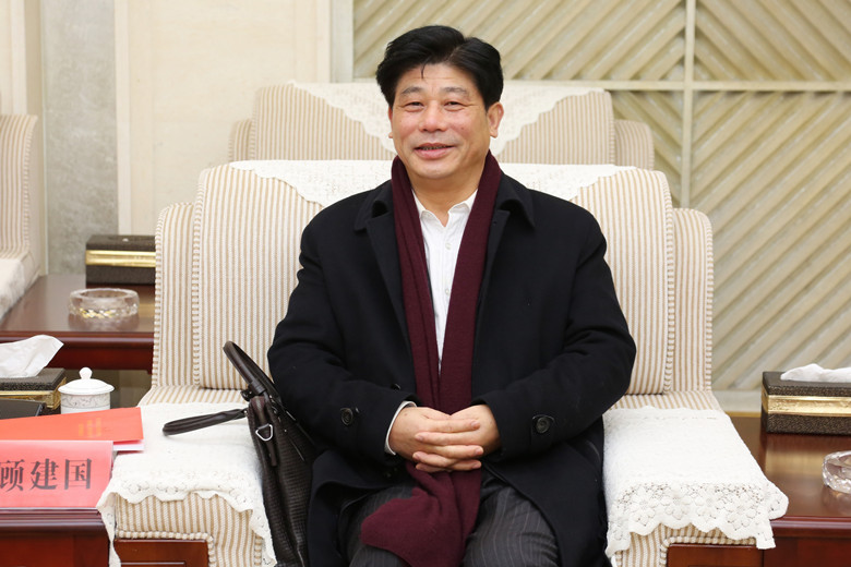 1月10日上午，超威集團(tuán)“全國(guó)文明單位”舉行授牌儀式在超威集團(tuán)隆重舉行。湖州市創(chuàng)建辦副主任、市委宣傳部副調(diào)研員顧建國(guó)，長(zhǎng)興縣委常委、宣傳部長(zhǎng)沈洪峰，縣文明辦主任杭巧勤，超威集團(tuán)總裁助理沈文祥參加儀式