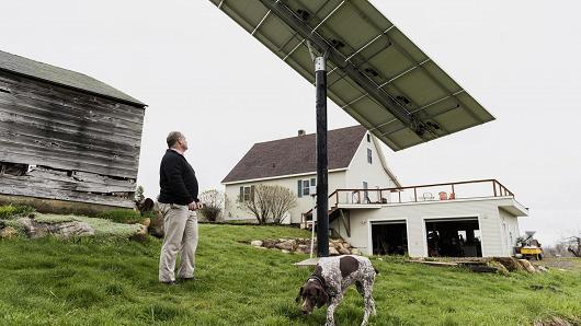 
                
	
                    
	1月9日，特斯拉表示，該公司上個(gè)月開始在公司位于紐約布法羅的工廠生產(chǎn)太陽能屋頂瓦片，也已開始考察去年交了1000美元訂金的客戶的房屋情況。

	

	特斯拉太陽能屋頂不需要傳統(tǒng)的屋頂太陽能電板即可發(fā)電