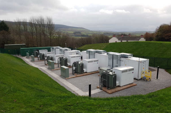 
	據(jù)中國儲能網(wǎng)了解，NEC能源解決方案公司已經(jīng)為VPI Immingham公司的合資企業(yè)VLC能源公司安裝部署了兩座總?cè)萘繛?0兆瓦的儲能設(shè)施。



	這兩個儲能設(shè)施于2016年8月與英國國家電網(wǎng)簽訂合約，通過電池儲能為英國系統(tǒng)營運(yùn)商提供增強(qiáng)頻率響應(yīng)（EFR）