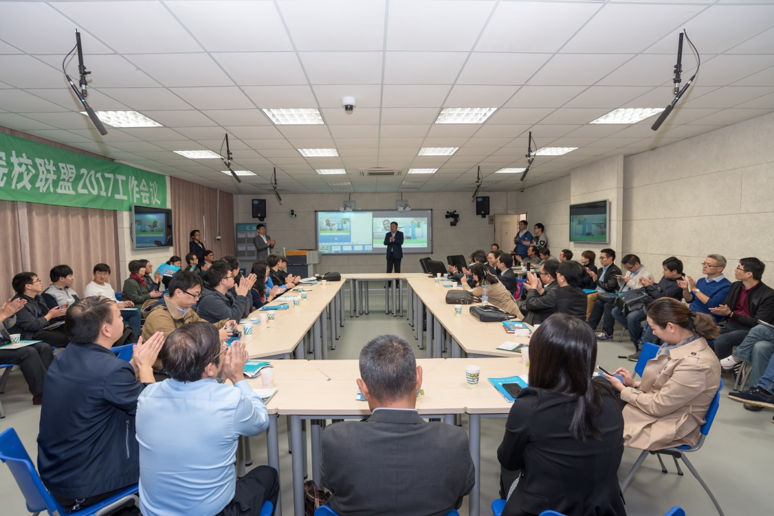 　　近日，全球能效管理與自動(dòng)化領(lǐng)域數(shù)字化轉(zhuǎn)型的領(lǐng)導(dǎo)者施耐德電氣在江蘇蘇州職業(yè)大學(xué)召開高職院校合作工作會(huì)議，并于會(huì)上正式成立高職院校聯(lián)盟，首批共有18所大專院校加入。通過與更多高校展開緊密合作，施耐德電氣將為工業(yè)數(shù)字化和自動(dòng)化領(lǐng)域培養(yǎng)更多專業(yè)技術(shù)人員，旨在建立可持續(xù)發(fā)展的工業(yè)數(shù)字化人才生態(tài)圈，助力推進(jìn)工業(yè)數(shù)字化轉(zhuǎn)型