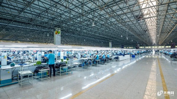 　　343個(gè)山東名牌，猛一聽數(shù)量不少，可是要想入圍并不簡單。記者數(shù)了數(shù)榜單，發(fā)現(xiàn)其中有一家不太知名的企業(yè)竟然有三個(gè)產(chǎn)品上榜