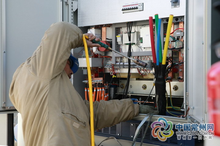 
	中國儲能網(wǎng)訊：1月15日上午，金壇區(qū)首套工商業(yè)智慧能源儲能系統(tǒng)，在位于朱林鎮(zhèn)的沃德豐電子科技有限公司完成主體安裝，并順利接入江蘇省電力公司儲能互動平臺。


	在去年6月的一次現(xiàn)場走訪服務(wù)中，金壇供電員工陸騫了解到，沃德豐公司是一家高供高計10千伏專變用戶，每天運作大約需要用電2萬度，每月電費近60萬元，運營成本較高