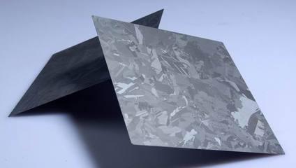 
                
	
                    
	中美之間的貿(mào)易戰(zhàn)中，最受打擊的多晶硅生產(chǎn)商之一是美國的HemlockSemiconductor。該公司在2014年底因這一原因不得不停建在田納西州的一個12億美元制造廠，使公司遭受重創(chuàng)