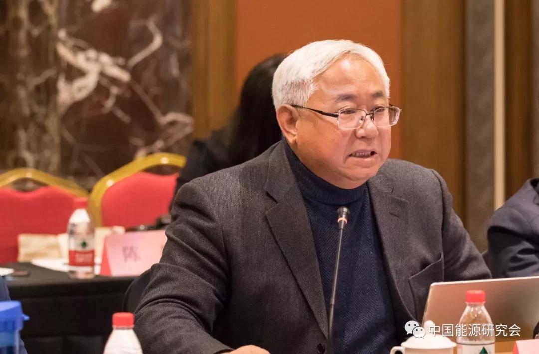 
	中國(guó)儲(chǔ)能網(wǎng)訊：國(guó)家能源局總工程師韓水指出，基于能源結(jié)構(gòu)調(diào)整升級(jí)、碳排放控制、大氣污染防治的需要給清潔能源留下的足夠的發(fā)展空間。新能源將是我國(guó)電力發(fā)展的主體，高效智能電力系統(tǒng)的建設(shè)和科技創(chuàng)新也給新能源發(fā)展夯實(shí)了基礎(chǔ)，提供了技術(shù)保障