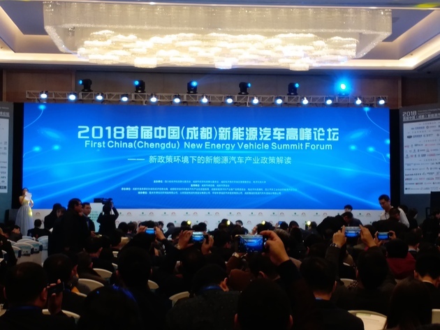 
	中國(guó)儲(chǔ)能網(wǎng)訊：2017年初，當(dāng)業(yè)內(nèi)預(yù)計(jì)當(dāng)年新能源汽車產(chǎn)銷量將達(dá)70萬(wàn)輛時(shí)，曾有不少質(zhì)疑之聲。但日前，2017年新能源汽車產(chǎn)銷數(shù)據(jù)出爐，據(jù)中汽協(xié)數(shù)據(jù)顯示，2017年中國(guó)新能源汽車產(chǎn)銷量分別達(dá)到79.4萬(wàn)輛和77.7萬(wàn)輛，同比分別增長(zhǎng)53.8%和53.3%