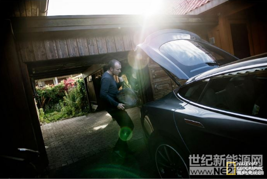 終有一天，電動(dòng)汽車將取代汽油或柴油動(dòng)力汽車，問(wèn)題是，需要多久?國(guó)際貨幣基金組織和喬治城大學(xué)的研究者表示，比我們想象的更快。研究者參照20世紀(jì)初馬匹和馬車的迅速消失，認(rèn)為到2040年，美國(guó)、加拿大、歐洲和其他富裕國(guó)家超過(guò)90%的客運(yùn)車輛將會(huì)使用電力驅(qū)動(dòng)