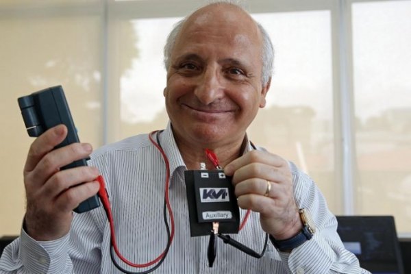 蘋果近日因故意降低舊電池老機(jī)型iPhone的性能備受指責(zé)，盡管其辯解稱此舉為防止電池性能下降的iPhone舊機(jī)型意外關(guān)機(jī)，但不可否認(rèn)的是其確實(shí)故意降低了舊款機(jī)型性能。近日一項(xiàng)開(kāi)拓性的新發(fā)明將讓蘋果再無(wú)理由因此限制舊機(jī)型性能，新加坡南洋理工大學(xué)(NTU)的科研人員聲稱發(fā)明了能讓鋰離子電池在10小時(shí)內(nèi)恢復(fù)至95%容量的技術(shù)，讓舊電池迅速重?zé)ㄇ啻?，?duì)于電子設(shè)備和電動(dòng)汽車行業(yè)影響深遠(yuǎn)