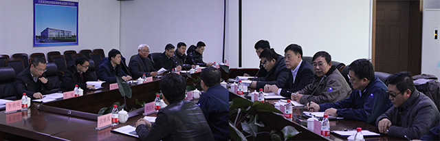 
	中國儲能網(wǎng)訊：1月12日上午8時30分，國家能源局總工程師韓水、電網(wǎng)處副處長譚洪江、陳國棟、南方電網(wǎng)計劃發(fā)展部主任助理陳旭、李勇琦一行5人，為了解大連儲能產(chǎn)業(yè)發(fā)展及液流電池儲能調(diào)峰電站國家示范項目建設(shè)情況，來到大連恒流儲能電站有限公司開展實地調(diào)研工作。大連市發(fā)改委副主任肖生濱，能源處處長韓冰、李強，集團(tuán)公司董事長、黨委書記邵陽，總經(jīng)理田魯煒，恒流公司總經(jīng)理梁立中、副總經(jīng)理宮繼禹、儲能項目辦副主任鄭文軍，融科儲能副總經(jīng)理王東、副總工程師劉宗浩等企業(yè)領(lǐng)導(dǎo)陪同調(diào)研