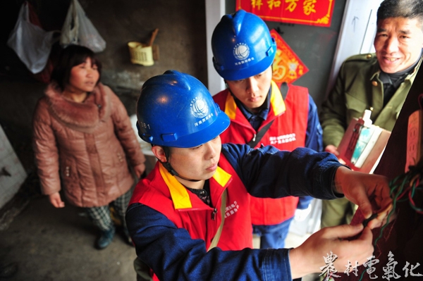 
　　農(nóng)村電氣化網(wǎng)訊：1月18日獲悉，舞陽縣供電公司4個供電所被省電力公司命名為“國家電網(wǎng)公司四星級鄉(xiāng)鎮(zhèn)供電所”稱號，姜店供電所被國網(wǎng)公司命名為“國家電網(wǎng)公司五星級鄉(xiāng)鎮(zhèn)供電所”稱號，至此，舞陽縣供電公司全部供電所實現(xiàn)了四星級及以上稱號命名。

　　近年來，舞陽縣供電公司緊緊圍繞國網(wǎng)公司星級供電所建設(shè)指導(dǎo)書要求，內(nèi)強素質(zhì)，外樹形象，積極提煉與推廣優(yōu)秀經(jīng)驗做法和創(chuàng)新成果