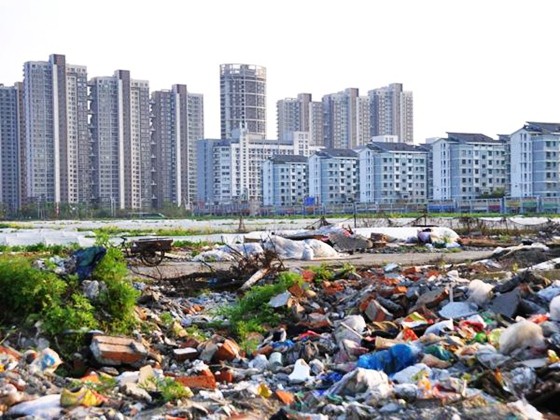 
            	城市垃圾 （資料圖 圖片來源網(wǎng)絡）“設市城市生活垃圾處理率98．74％，縣城生活垃圾處理率87％；資源化利用企業(yè)35個，年資源化處置能力超6000萬噸，居全國前列?！?月16日，河南省政府新聞辦召開新聞發(fā)布會，介紹城市垃圾處理這一民生實事的完成情況