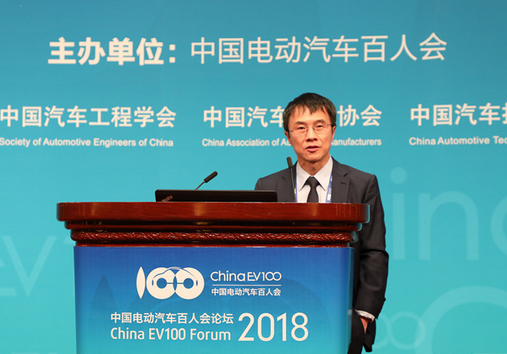 
	非常感謝各位領(lǐng)導(dǎo)、各位企業(yè)領(lǐng)軍人物、技術(shù)專家，今天我代表百度很高興有機(jī)會(huì)在百人會(huì)這樣一個(gè)論壇給大家分享一下百度是如何來用開放的平臺(tái)和生態(tài)，協(xié)助推進(jìn)整個(gè)汽車工業(yè)走向智能化。


	


	百度集團(tuán)總裁兼首席運(yùn)營官：陸奇



	汽車工業(yè)電動(dòng)化、智能化是兩大驅(qū)動(dòng)的引擎，首先，我先給大家分享一下驅(qū)動(dòng)的核心因素，是人工智能的技術(shù)