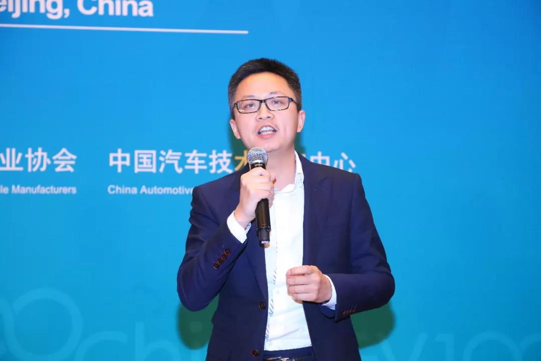 
	各位領(lǐng)導(dǎo)，各位來(lái)賓，大家上午好！非常高興有這樣好的機(jī)會(huì)跟大家分享一下小鵬互聯(lián)網(wǎng)汽車的實(shí)踐之路。剛才付理事長(zhǎng)介紹的時(shí)候介紹了又一位新造車勢(shì)力的代表，我知道這些年“新造車”這個(gè)詞非常好，新造車的團(tuán)隊(duì)也是非常火，小鵬汽車是2014年中成立的，那時(shí)候據(jù)我不完全統(tǒng)計(jì)，至少有100來(lái)家的新造車團(tuán)隊(duì)