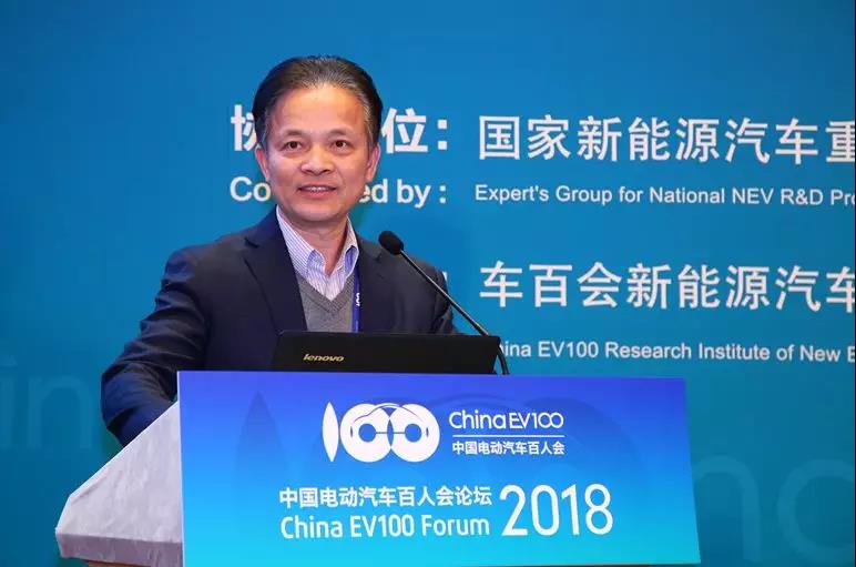 
	尊敬的各位專家、各位來(lái)賓，大家下午好！我的題目是“強(qiáng)身健體，全面發(fā)力”.剛才趙部長(zhǎng)講到了“硬技術(shù)”，我想我的題目應(yīng)該是很吻合的，因?yàn)楝F(xiàn)在智能化、網(wǎng)聯(lián)化講的越來(lái)越多，強(qiáng)身健體就是指原來(lái)認(rèn)為比較傳統(tǒng)的板塊和平臺(tái)，和占據(jù)中高端也是非常吻合的。


	


	中國(guó)工程院院士、同濟(jì)大學(xué)校長(zhǎng)：鐘志華



	作為同濟(jì)大學(xué)的校長(zhǎng)，我全職在同濟(jì)大學(xué)工作，但這個(gè)項(xiàng)目起源于2008年，稍后也會(huì)講到新材料應(yīng)用