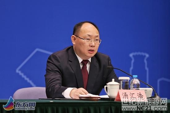 1月19日報道：今天下午，上海召開2017年上海市國民經(jīng)濟運行情況新聞發(fā)布會，記者從會上了解到，上海全年全市規(guī)模以上工業(yè)總產(chǎn)值33989.36億元，比上年增長6.8%，增速同比提高6.0個百分點。規(guī)模以上工業(yè)出口交貨值7764.59億元，增長6.6%