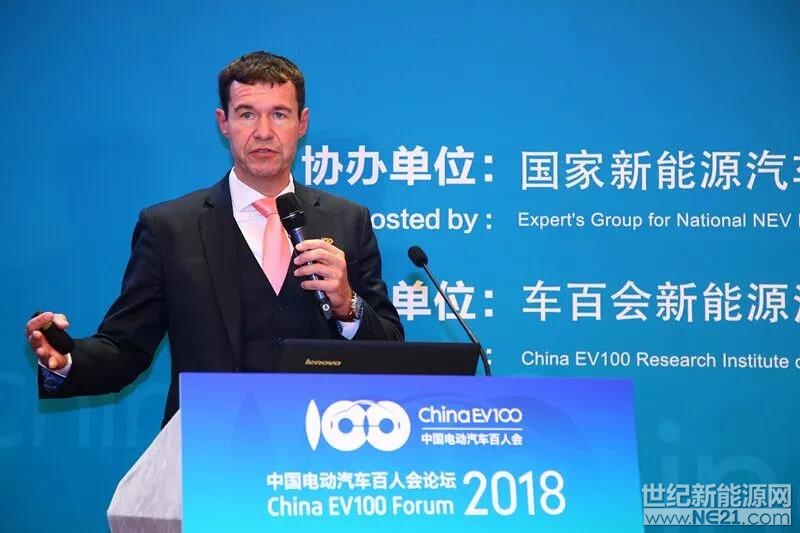 非常榮幸來到中國電動汽車百人會論壇，隨著每一屆的參加，我感到這個論壇更加盛大，很多技術和想法也是更加層出不窮。我們大陸汽車集團有五大事業(yè)部，包括底盤與安全系統(tǒng)、動力總成系統(tǒng)，我們在中國是非常關注這個方面的，其它的還有車身電子系統(tǒng)、輪胎和康迪泰克