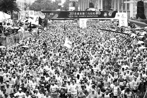 
                    
	
 


	    “中國有將近14億人口，2016年銷售3億雙運動鞋；而美國差不多3億人口，卻銷售了3億雙運動鞋，中國體育市場的潛力巨大?！?月13日，在廈門召開的全國體育產(chǎn)業(yè)大會上，安踏董事局主席丁世忠分享了這樣一組數(shù)字