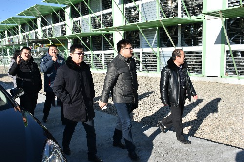 

　　農(nóng)村電氣化網(wǎng)訊：1月17日，集團(tuán)公司市場營銷部市場服務(wù)處吳忠軍處長、海龍?zhí)庨L一行赴杭錦后旗供電分局，對分局轄區(qū)內(nèi)“云計(jì)算”等重點(diǎn)客戶調(diào)研指導(dǎo)工作。

　　為實(shí)地了解企業(yè)生產(chǎn)經(jīng)營狀況，調(diào)研小組馬不停蹄趕往位于蒙海工業(yè)園區(qū)的兩家云計(jì)算企業(yè)，參觀了企業(yè)廠房，詳細(xì)了解企業(yè)生產(chǎn)經(jīng)營狀況及后續(xù)的用電需求，并就近期電價(jià)政策調(diào)整對企業(yè)生產(chǎn)的影響方面與企業(yè)負(fù)責(zé)人展開廣泛、深入的交流