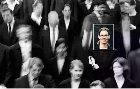 
                    
	今天我們來預測幾個，很可能在2018年進入我們眼簾的“人工智能負能量”。


	 


	一、人工智能倫理問題開始出現(xiàn)個案 


	2017年1月，在加利福尼亞州阿西洛馬舉行的Beneficial Al會議上，近千名人工智能相關領域的專家，聯(lián)合簽署了著名的《阿西洛馬人工智能23條原則》