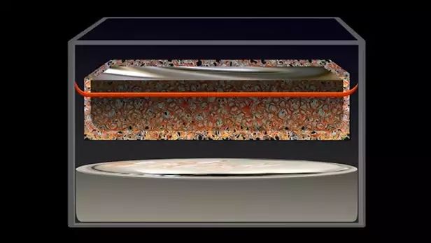 
	中國儲能網(wǎng)訊：美國麻省理工學(xué)院MIT一組研究團隊開發(fā)了一種新式熔鹽電池的設(shè)計方案，可實現(xiàn)大規(guī)模、廉價和可持續(xù)的電池設(shè)計，有望實現(xiàn)電網(wǎng)級儲能。新式熔鹽電池基于擁有50年歷史的硫化鈉/硫化鎳電池設(shè)計方案改進，能夠讓電極保持在熱熔態(tài)所需溫度，并且實現(xiàn)充放電