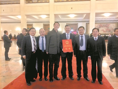 
	中國儲能網(wǎng)訊：上周末，在釣魚臺國賓館召開的中國電動汽車百人會論壇上，國家科技部部長萬鋼在總結(jié)新能源汽車發(fā)展成就時，提到如今“動力電池系統(tǒng)價格已經(jīng)下降到2元/瓦時以下，而產(chǎn)能達(dá)到200G瓦時，基本上滿足產(chǎn)業(yè)化和市場的需求。”


	


	康飛宇教授及科研團隊部分成員領(lǐng)取國家技術(shù)發(fā)明獎二等獎