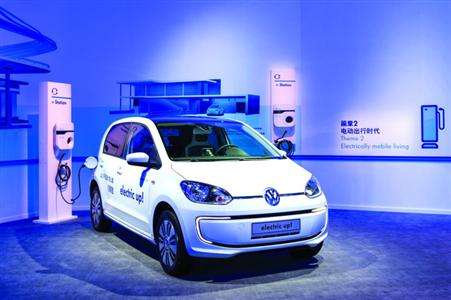 
                
	
                    
	德國大眾汽車集團董事、大眾中國總裁兼CEO海茲曼23日表示，汽車產業(yè)投資巨大、準備期長，如果沒有清晰的保持長期一致性的法規(guī)框架，對投入巨資發(fā)展新能源汽車的企業(yè)來說實際上蘊藏著較大風險。“在歐洲，關于2020年之后新能源汽車發(fā)展的法規(guī)框架已經清晰，我希望中國也能盡快明確