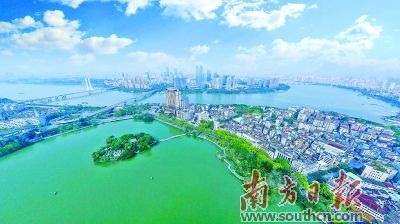 
            	2017年惠州市空氣質(zhì)量連續(xù)4年全面達(dá)標(biāo)，空氣質(zhì)量指數(shù)居珠三角首位。資料圖片2017年廣東省城市環(huán)境空氣綜合質(zhì)量指數(shù)排名35微克／立方米、28微克／立方米――廣州、深圳，兩座人口過(guò)千萬(wàn)的特大城市，在國(guó)內(nèi)一線城市中率先突圍，PM2．5達(dá)標(biāo)！其中深圳已是連續(xù)四年達(dá)標(biāo)，廣州則實(shí)現(xiàn)零的突破！珠三角PM2．5繼續(xù)達(dá)標(biāo)，珠三角空氣質(zhì)量整體狀況在全國(guó)重點(diǎn)區(qū)域居于前列