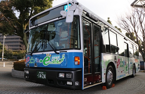 據(jù)外媒報道，日本熊本大學(xué)正在開展一個電動巴士研發(fā)項目，目的是推廣零排放汽車的普及并降低其成本。該項目計劃采用日產(chǎn)LEAF所使用的純電動技術(shù)，并計劃于今年2月在熊本市開展實地測試