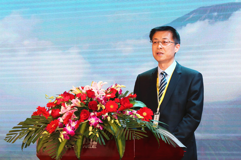 團結(jié)一致 砥礪前行 建設(shè)以人為本總成本領(lǐng)先的新超威
超威集團2017年度工作總結(jié)表彰大會隆重召開
1月23日，超威集團2017年度總結(jié)表彰大會在總部大禮堂隆重召開，會議全面總結(jié)了2017年工作，表彰了2017年度先進集體和個人，部署了2018年工作?？偛脳钚滦?，副董事長周龍瑞、楊云飛等集團領(lǐng)導(dǎo)和高管為榮獲年度“優(yōu)秀員工”、“科技標(biāo)兵”、“質(zhì)量標(biāo)兵”、“優(yōu)秀班組獎”、“先進黨組織”等先進集