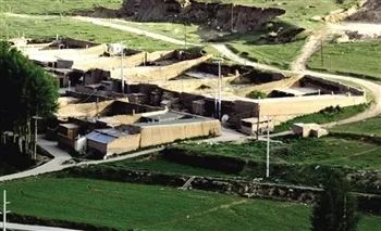 
	在海拔3000多米的青海省湟源縣西南部日月山下，有一個美麗、古老的村莊名叫兔爾干村。這里居住著漢、藏、蒙、回等多個民族，是漢文化與藏文化的交界處，唐蕃古道的必經(jīng)之地