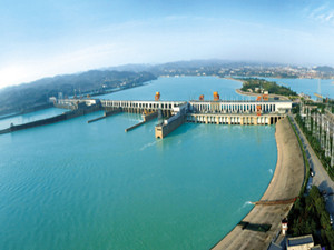 
                
	
                    
	近日，三峽集團副總經(jīng)理王良友與汕頭市委書記陳賢良在汕頭市迎賓館座談，雙方就新能源領(lǐng)域開展合作進行深入交流。據(jù)悉，三峽集團將在汕頭投資開發(fā)百萬千瓦級海上風電項目，目前正在加快首期30萬千瓦海上風電項目開工前的各項準備工作