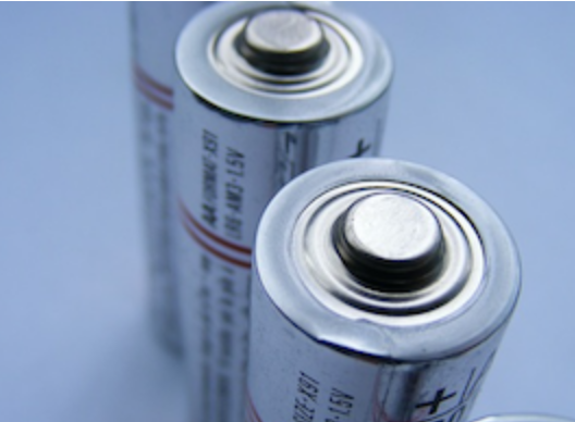 
	中國儲能網(wǎng)訊：如今，一種生產(chǎn)電池的金屬材料的市場需求正在激增，但這不是大家經(jīng)常談?wù)摰哪切┙饘佟?

	金屬釩在過去一年的價(jià)格飆升了130％以上，超過眾所周知的鈷、鋰和鎳等生產(chǎn)電池的主要成分