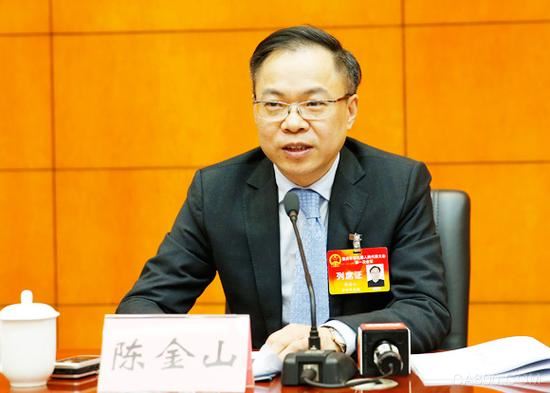 
                    
	1月27日下午，重慶市五屆人大一次會議舉行首場記者會，以“推動高質量發(fā)展”為主題，邀請市經信委、市科委、兩江新區(qū)管委會相關負責人進行了交流。會上，市經信委主任陳金山介紹，去年全年重慶戰(zhàn)略性新興制造業(yè)產值增長32.6%，全市規(guī)模企業(yè)研發(fā)投入280億元，工業(yè)企業(yè)的研發(fā)投入強度達到1.05%