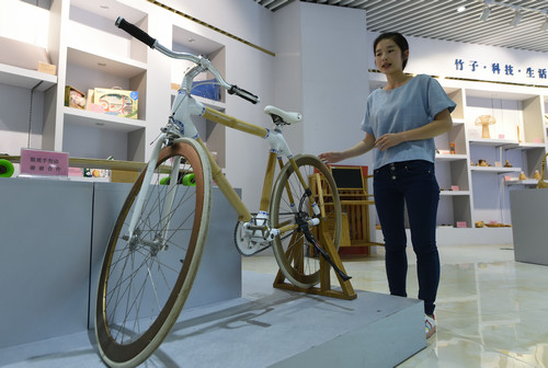 
            	英媒稱,中國有超過600萬公頃綠色竹林,占世界竹林面積的五分之一。中國每年生產(chǎn)約400億雙一次性竹筷子,供一日三餐使用