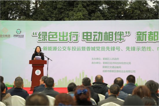 
            	發(fā)展城市公交是解決城市交通擁堵、方便群眾出行、推進(jìn)節(jié)能環(huán)保、提高城市品位最有效的途徑。為進(jìn)一步提升城市公交形象,改善乘車條件,推行綠色公交,倡導(dǎo)節(jié)能環(huán)保,1月26日,成都市新都區(qū)蓉桂運業(yè)舉行了“綠色出行電動相伴” 新能源公交車投運儀式