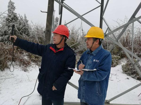 　　冬夜，深山里一片漆黑，氣溫下降至-5℃。沒有路，只有前車走過的深深轍印和黃泥在車燈下清晰可見，沿著這些轍印，益陽供電公司輸電運(yùn)檢室和變電運(yùn)維室防凍融冰24名隊(duì)員們?cè)谒槭蓄嶔?，?20kV民洢線哨所挺進(jìn)