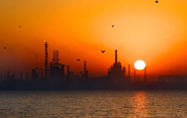 
                    
	  1月18日，國家統(tǒng)計局公布了中國2017年的經濟情況，這里對一些數字進行一個簡析。


	 


	  全年國內生產總值827122億元，比上年增長6.9%