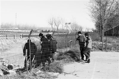 
            	圖為聯(lián)合執(zhí)法現(xiàn)場(chǎng)。 北京市環(huán)境監(jiān)察總隊(duì)供圖記者近日從北京市環(huán)境監(jiān)察總隊(duì)了解到，2017年，北京嚴(yán)格落實(shí)《國(guó)務(wù)院辦公廳關(guān)于加強(qiáng)環(huán)境監(jiān)管執(zhí)法的通知》《環(huán)境保護(hù)法》《“兩高”關(guān)于辦理環(huán)境污染刑事案件適用法律若干問(wèn)題的解釋》等相關(guān)要求，持續(xù)加大對(duì)各類環(huán)境違法行為的打擊力度，行政處罰案件數(shù)和處罰金額在實(shí)現(xiàn)連續(xù)增長(zhǎng)的同時(shí)，不斷將行政刑事銜接工作推向深入