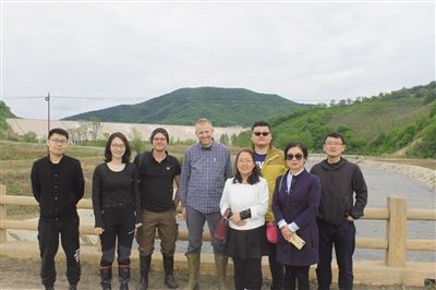 
            	中德聯(lián)合開(kāi)展遼河流域水生態(tài)調(diào)查遼河流域魚(yú)類調(diào)查重點(diǎn)流域水生態(tài)健康報(bào)告卡當(dāng)前，我國(guó)一些地區(qū)水環(huán)境質(zhì)量差、水生態(tài)受損重、環(huán)境隱患多等問(wèn)題十分突出，不僅影響和損害群眾健康，也不利于社會(huì)經(jīng)濟(jì)持續(xù)發(fā)展。為全面改善水環(huán)境，我國(guó)出臺(tái)了《水污染防治行動(dòng)計(jì)劃》，為“十三五”直至2049年的水環(huán)境管理提出了總體目標(biāo)、工作目標(biāo)和考核指標(biāo)，其中明確提出建立流域水生態(tài)功能區(qū)體系