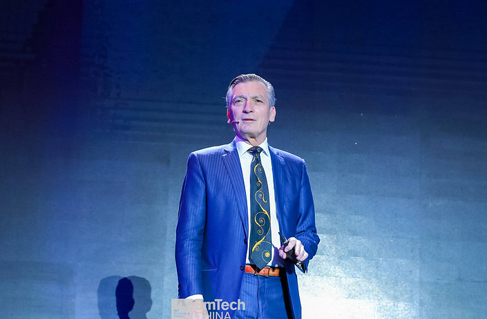 
	中國(guó)儲(chǔ)能網(wǎng)訊：1月28日，麻省理工學(xué)院(MIT)材料科學(xué)與工程系教授Donald Sadoway在某行業(yè)峰會(huì)上談了關(guān)于電池儲(chǔ)能技術(shù)的創(chuàng)新議題，他認(rèn)為要變革現(xiàn)有的行業(yè)，實(shí)現(xiàn)技術(shù)的突破，必然會(huì)耗費(fèi)巨大的成本，所以需要在研究階段就開始考慮控制成本的問(wèn)題。


	


	麻省理工學(xué)院(MIT)材料科學(xué)與工程系教授Donald Sadoway


	儲(chǔ)能技術(shù)該如何創(chuàng)新


	Donald Sadoway是世界著名的材料化學(xué)、熔鹽物理化學(xué)、電化學(xué)專家，在貴重金屬提煉、液態(tài)金屬電池等方面有很深造詣