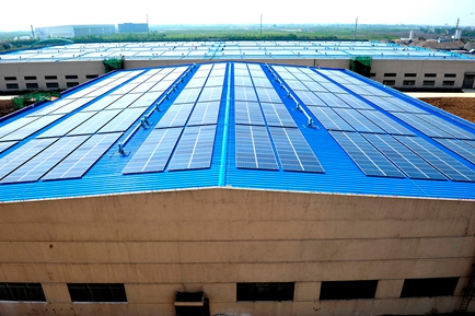 
                
	
                    
	近日，天合光能公布2017年全球光伏組件出貨量為9.0-9.2GW。根據(jù)PV-Tech公布的《Top-10ModuelSuppliersin2017》（《2017年全球十大組件供應(yīng)商》）排名，天合光能繼續(xù)穩(wěn)居第二名，累積出貨量超過(guò)32GW，繼續(xù)保持全球第一