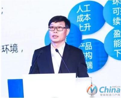 
                    
	
		  
	
	
		 
	
	
		    方洪波
	
	
		 
	
	
		    “歸根結(jié)底，制造業(yè)的轉(zhuǎn)型路徑，我認(rèn)為是以下幾點(diǎn)：尋求新的成本優(yōu)勢(shì)、培養(yǎng)建立差異化的能力、以及實(shí)現(xiàn)產(chǎn)業(yè)間轉(zhuǎn)型升級(jí)?！?	
	
		 
	
	
		    尊敬的各位領(lǐng)導(dǎo)、各位嘉賓，大家下午好！感謝主辦方給我這樣一個(gè)機(jī)會(huì)跟大家分享一下美的在轉(zhuǎn)型方面的一些體會(huì)，下面我用二三十分