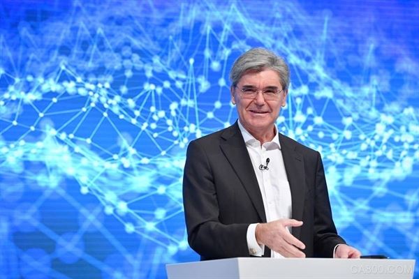 
                    
	盡管我們只是初察端倪，但有一點(diǎn)已非常清晰：第四次工業(yè)革命是人類文明史上最劇烈的一次變革。雖然前幾次工業(yè)革命影響不乏深遠(yuǎn)，但它們從未釋放出如此巨大的變革的力量