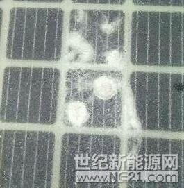 曬曬太陽(yáng)就能發(fā)電，冬天自動(dòng)融化積雪，未來(lái)電動(dòng)汽車跑上去還能充電……去年12月28日，全球首段承載式光伏高速公路試驗(yàn)段在濟(jì)南南繞城高速正式亮相。僅5天后，一段約1.85米長(zhǎng)、10至15厘米寬的路面便遭破壞，甚至有傳言稱，有人惡意竊取這項(xiàng)“黑科技”