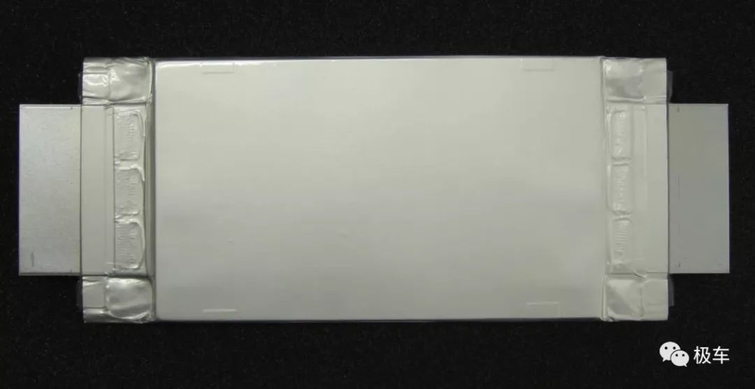 
	中國儲能網(wǎng)訊：近日，日本電池制造商東芝宣布，他們成功研發(fā)出新一代的車用鋰離子電池，僅需充電6分鐘就可以行駛320公里，并且有望在2019年實現(xiàn)商用。


	


	東芝官方對外宣布了已經(jīng)成功研發(fā)出新一代的車用鋰離電子電池，這款電池簡稱SCiB