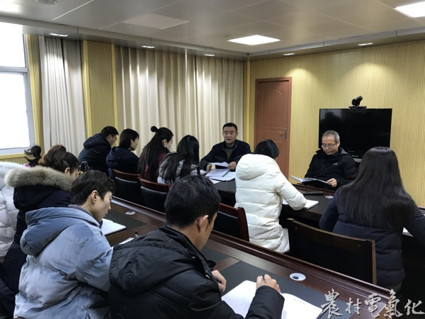 
　　農(nóng)村電氣化網(wǎng)訊：1月31日，孟州市供電公司逐步召開各支部民主評(píng)議黨員工作會(huì)議的形式，三步走開展“三評(píng)”對(duì)全體黨員進(jìn)行民主測(cè)評(píng)，并派出相關(guān)工作人員督導(dǎo)民主評(píng)議黨員工作。

　　今年以來(lái)，孟州公司認(rèn)真對(duì)照《中國(guó)共產(chǎn)黨章程》、《關(guān)于新形勢(shì)下黨內(nèi)政治生活的若干準(zhǔn)則》、《中國(guó)共產(chǎn)黨黨內(nèi)監(jiān)督條例》、《中國(guó)共產(chǎn)紀(jì)律處分條例》的規(guī)定和要求，以“實(shí)事求是、民主公開、攜手共進(jìn)”為主要原則，緊密結(jié)合實(shí)際，積極創(chuàng)新評(píng)議方法，開展三步走開展“三評(píng)”工作，